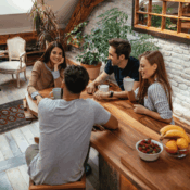 Jóvenes estudiantes reunidos en un Coliving