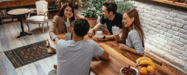 Jóvenes estudiantes reunidos en un Coliving