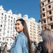 Personas de diferentes países compartiendo en un coliving en Madrid