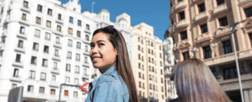 Personas de diferentes países compartiendo en un coliving en Madrid