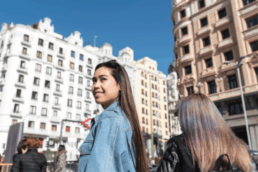 Personas de diferentes países compartiendo en un coliving en Madrid