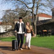 Pareja caminando por Madrid buscando estadía