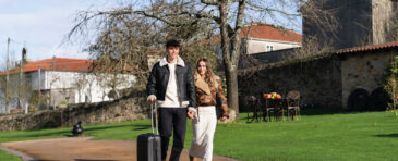 Pareja caminando por Madrid buscando estadía