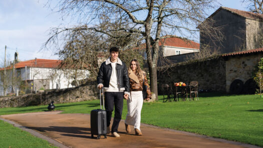 Pareja caminando por Madrid buscando estadía